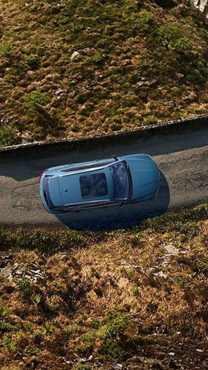 Vue en plongée d’un véhicule Audi roulant sur une route sinueuse.