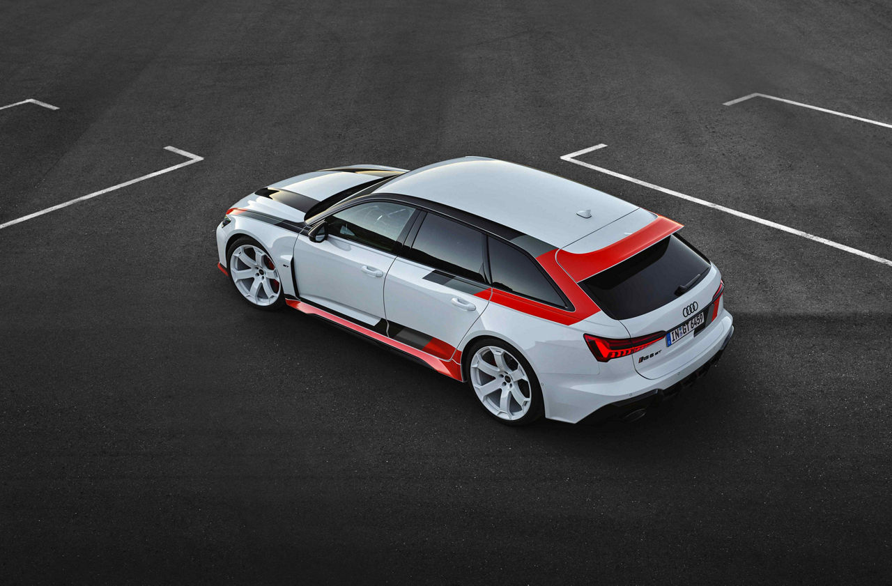 Three quarter front view of the Audi RS 6 Avant parked.