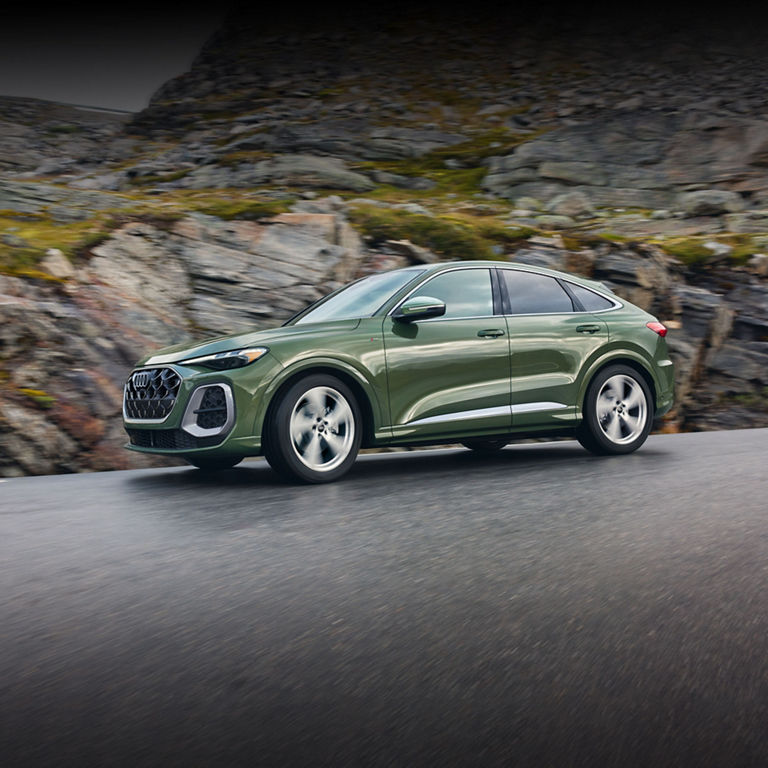 Side view of the all-new Audi Q5 Sportback in motion.
