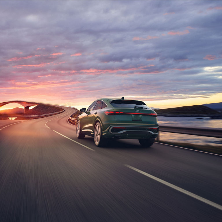 Three-quarter rear view of the all-new Audi Q5 Sportback in motion.
