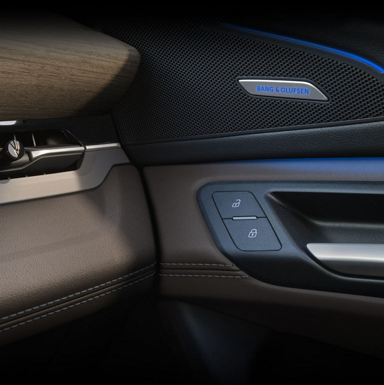 Close-up on a Bang & Olufsen speaker in the Audi Q6 Sportback e-tron.
