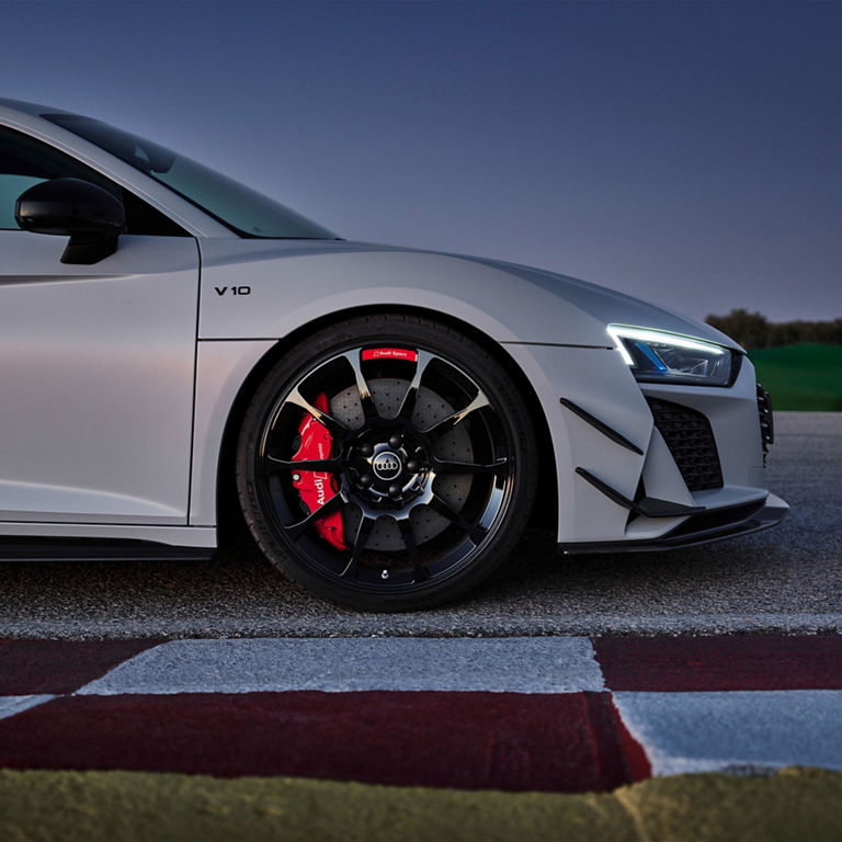 Close up of the front wheel on the Audi R8 Coupé .