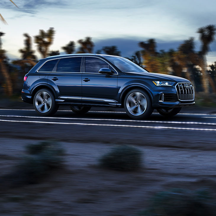 Side profile of the Audi Q7 accelerating.