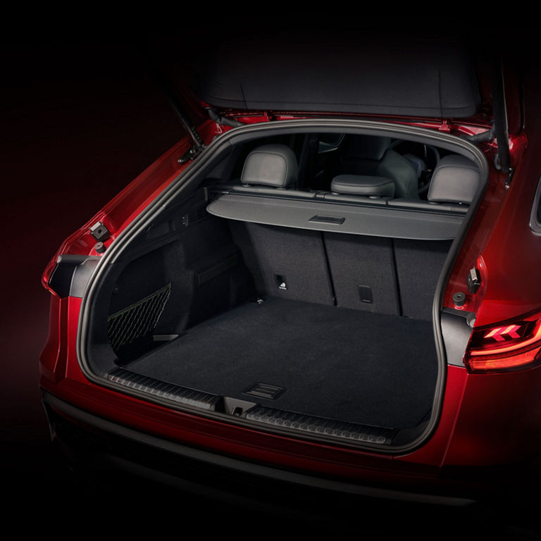 Vue du coffre ouvert du tout nouveau Audi Q5 Sportback.
