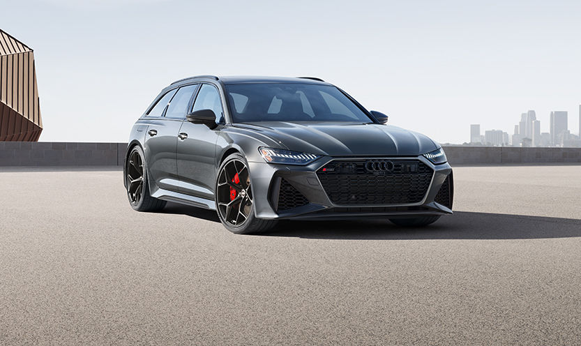 Three quarter front view of the Audi RS 6 Avant parked.