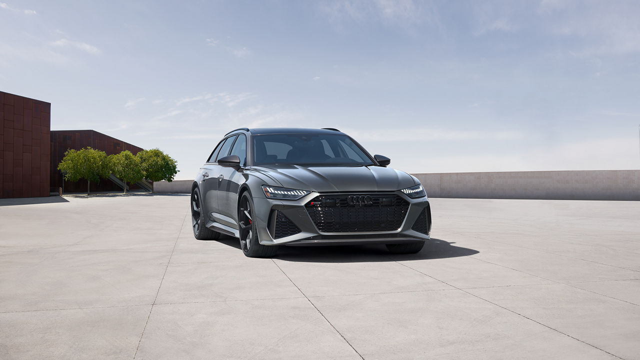 Three quarter front view of the Audi RS 6 Avant parked.