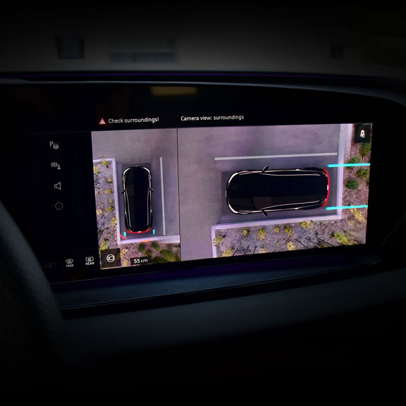 Depiction of the topview camera system on the MMI display in the Audi RS 3.