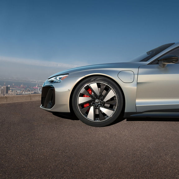 Close up of the front wheel of the Audi S e-tron GT.