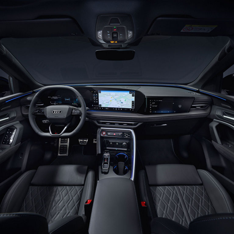 View of the front seats and dashboard of the Audi SQ5.