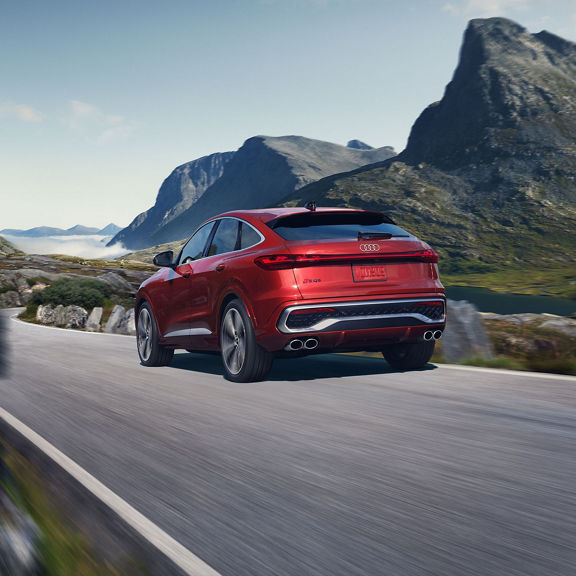 Three-quarter rear view of the Audi SQ5 Sportback accelerating. 