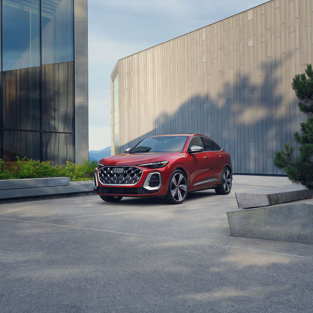 Front 3/4 profile of the Audi SQ5 Sportback.