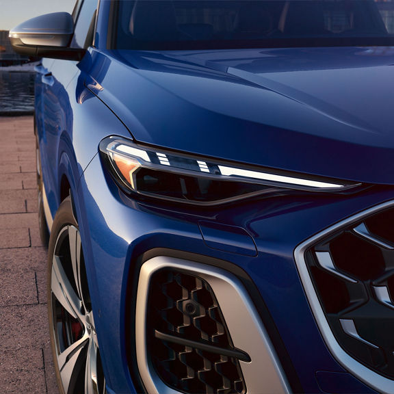 Close up on the front headlight of the Audi SQ5.