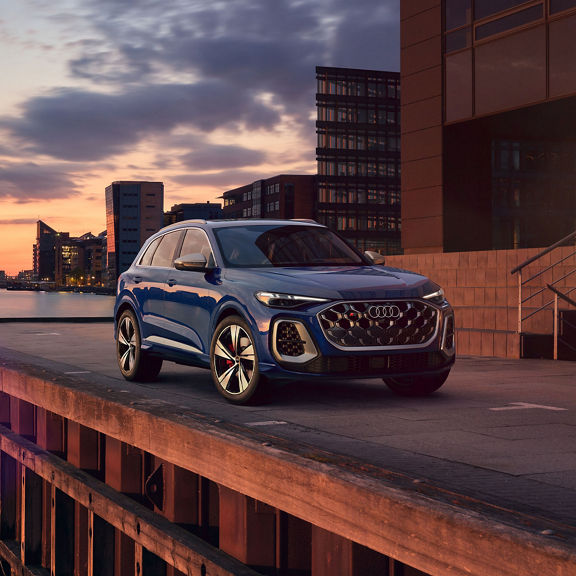 Front 3/4 profile of the Audi SQ5.