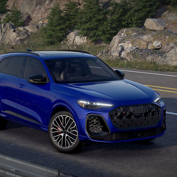 Front 3/4 view of the Audi SQ5.