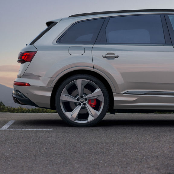 Close up on the rear wheel of the Audi Q7.