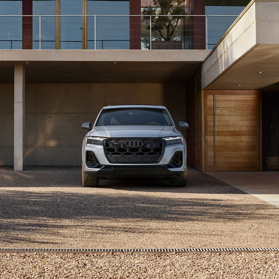 Front profile of the Audi Q7.