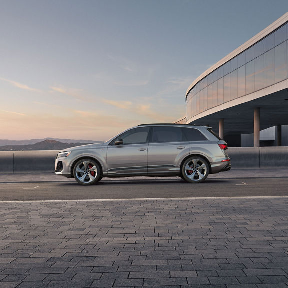 Side profile of the Audi Q7 parked.
