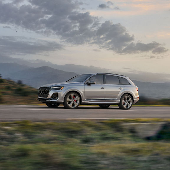 Three-quarter front side of the Audi Q7 accelerating.