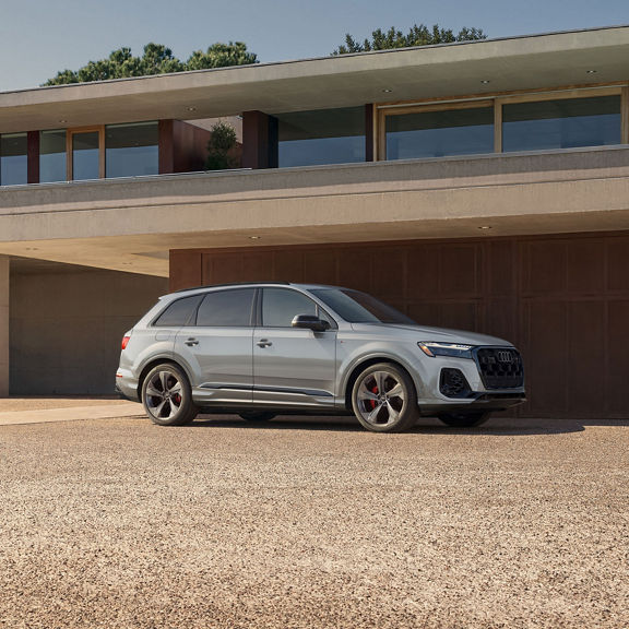 Three quarter side view of the Audi Q7 parked.