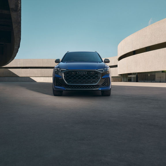 Front profile of the Audi RS Q8.