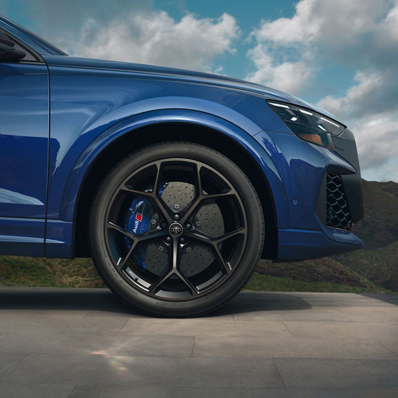 Close-up of the front wheel on the Audi RS Q8.