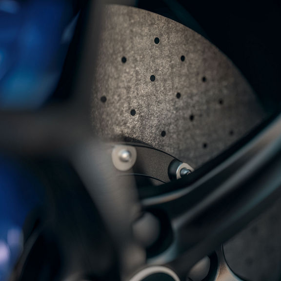 Close-up on the ceramic brakes on the Audi RS Q8.