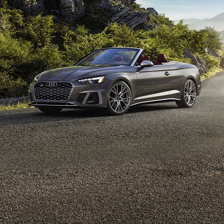 Three-quarter front view of the Audi S5 Cabriolet. 