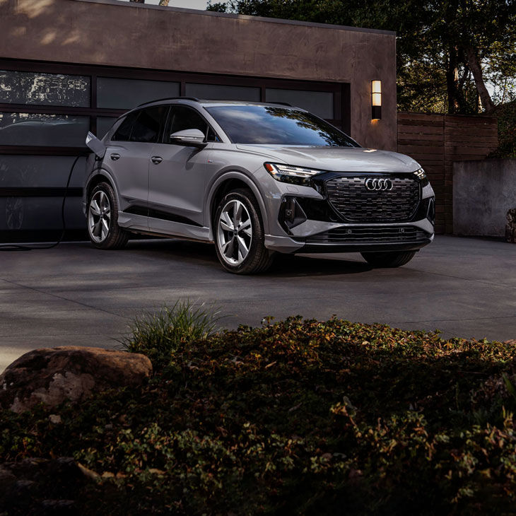 Three-quarter front view of the Audi Q4 e-tron®.
