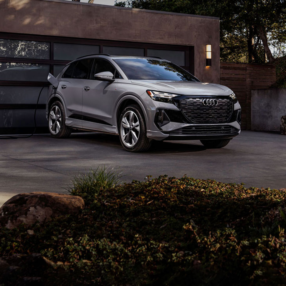 Three-quarter front view of the Audi Q4 e-tron®.