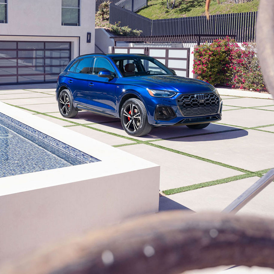 Three quarter front view of the Audi Q5 parked. 