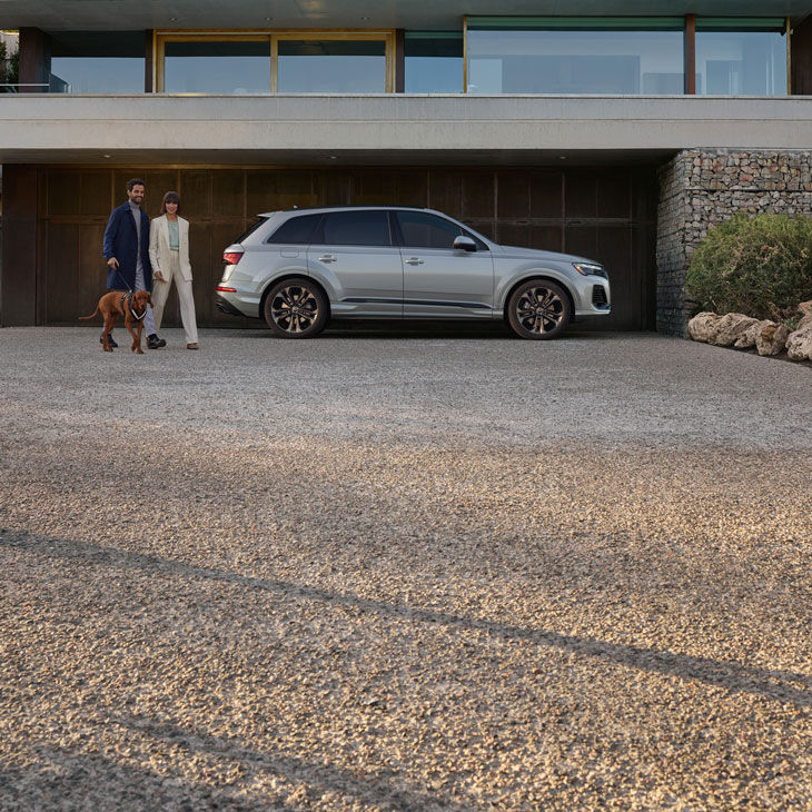 Side profile of the Audi Q7.