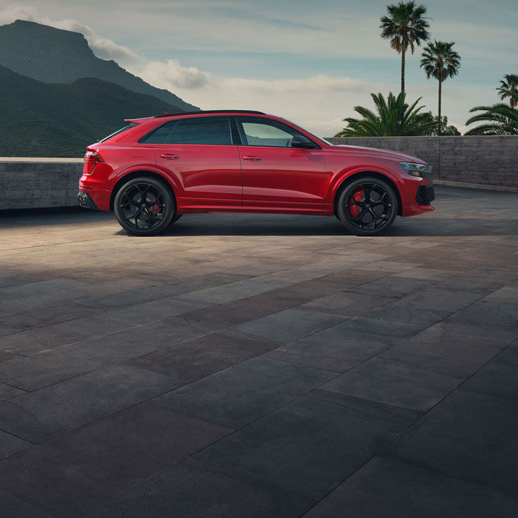 Front profile of the Audi RS Q8 performance.