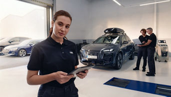 An Audi employee shaking a customers hand.