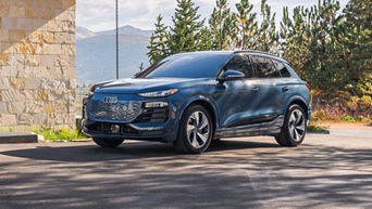 Three-quarter side view of the Audi RS 6 Avant accelerating.