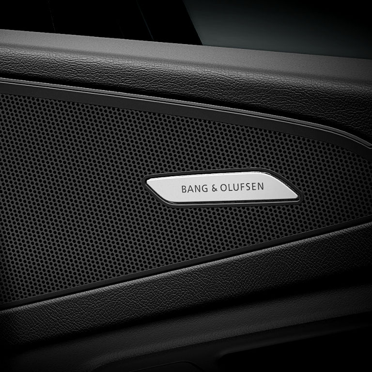 Gros plan des haut-parleurs Bang & Olufsen de l’Audi SQ6 e-tron.