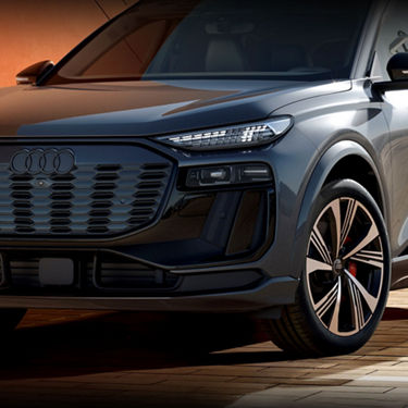 Gros plan d’un phare de l’Audi SQ6 e-tron montrant les feux de jour numériques distinctifs.