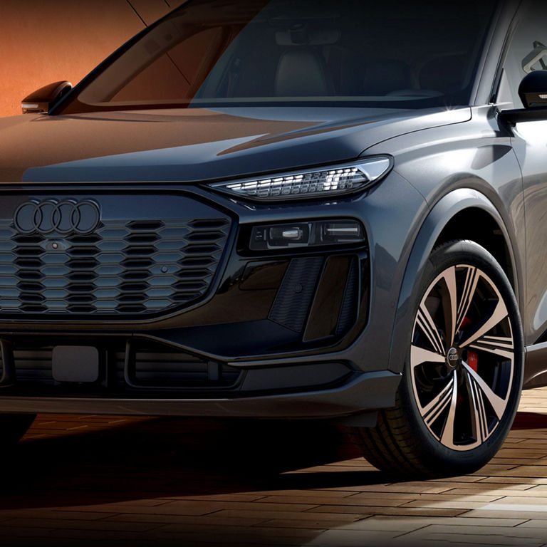 Gros plan d’un phare de l’Audi SQ6 e-tron montrant les feux de jour numériques distinctifs.