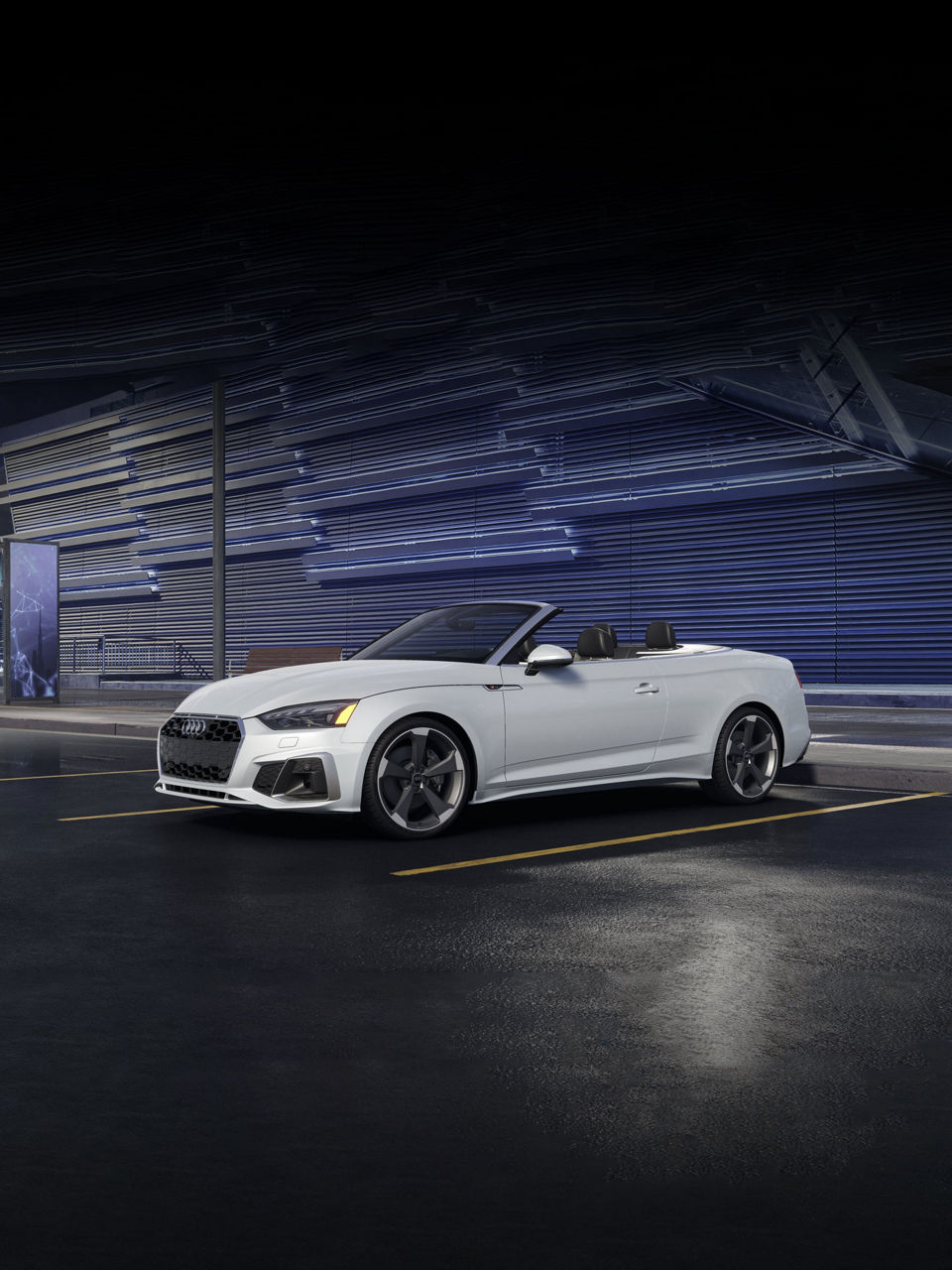 Profil latéral de trois quarts de l'Audi A5 Cabriolet garée.
