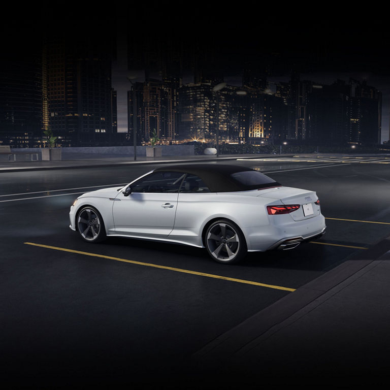 Profil arrière aux trois quarts de l'Audi A5 Cabriolet. 