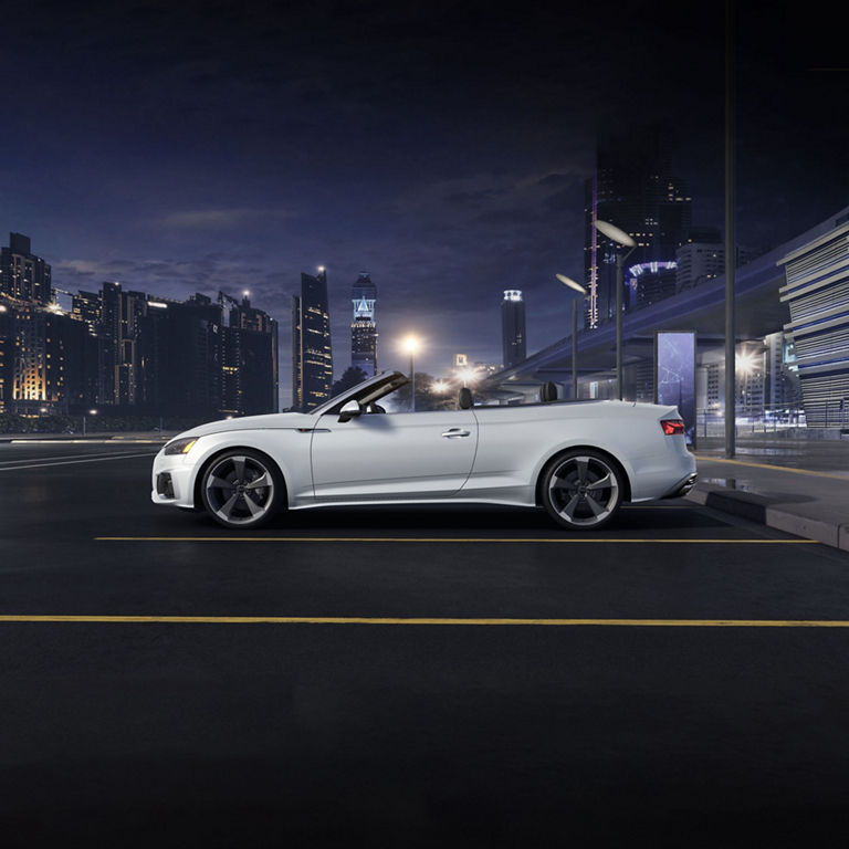  Vue latérale de l'Audi A5 Cabriolet avec le toit baissé.