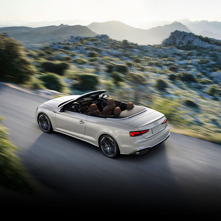 Vue aérienne de l’Audi A5 Cabriolet en déplacement.