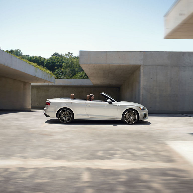 Profil latéral de l’Audi A5 Cabriolet en déplacement.