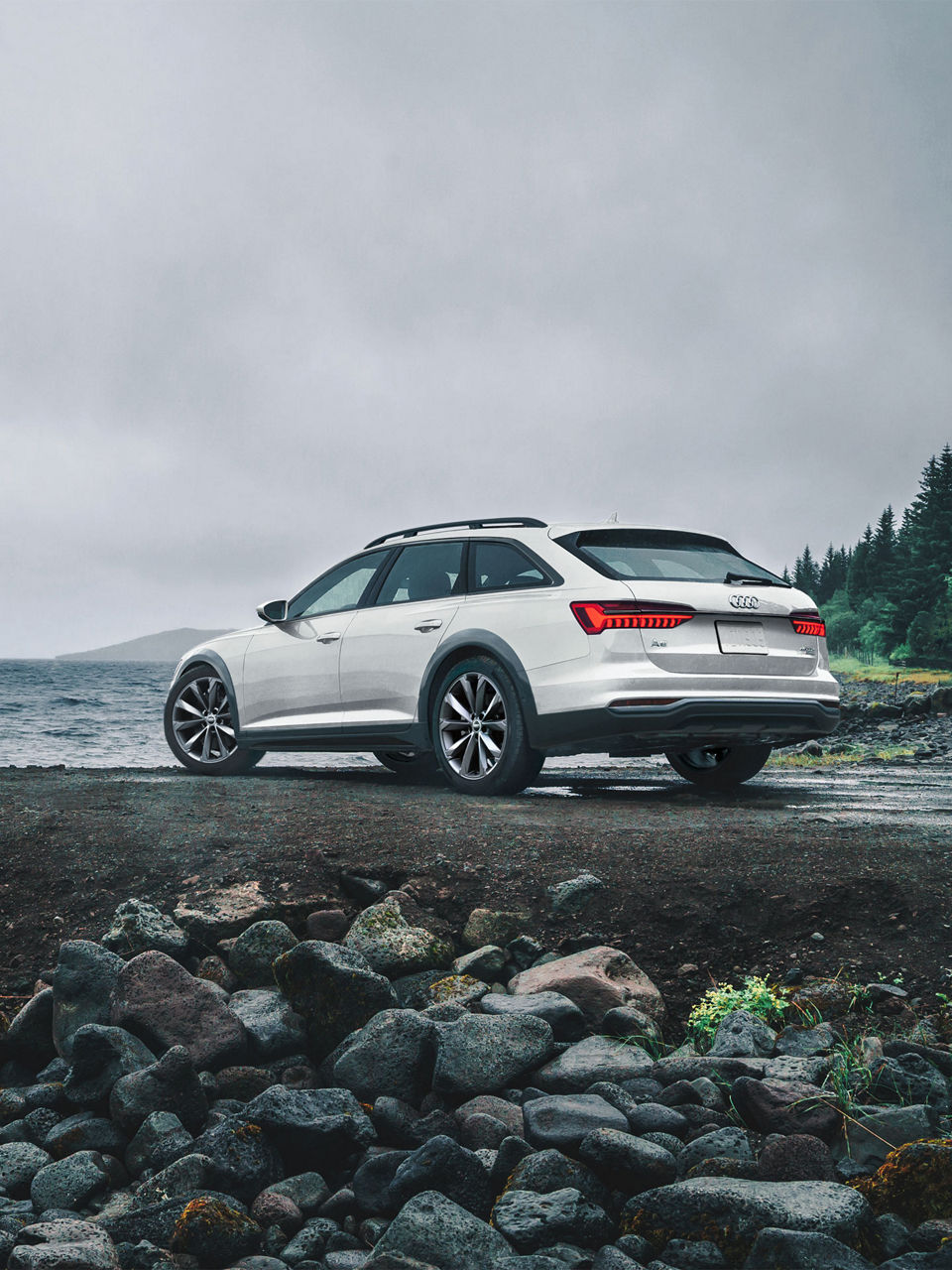 Profil arrière aux trois quarts de l’Audi A6 allroadᴹᴰ.