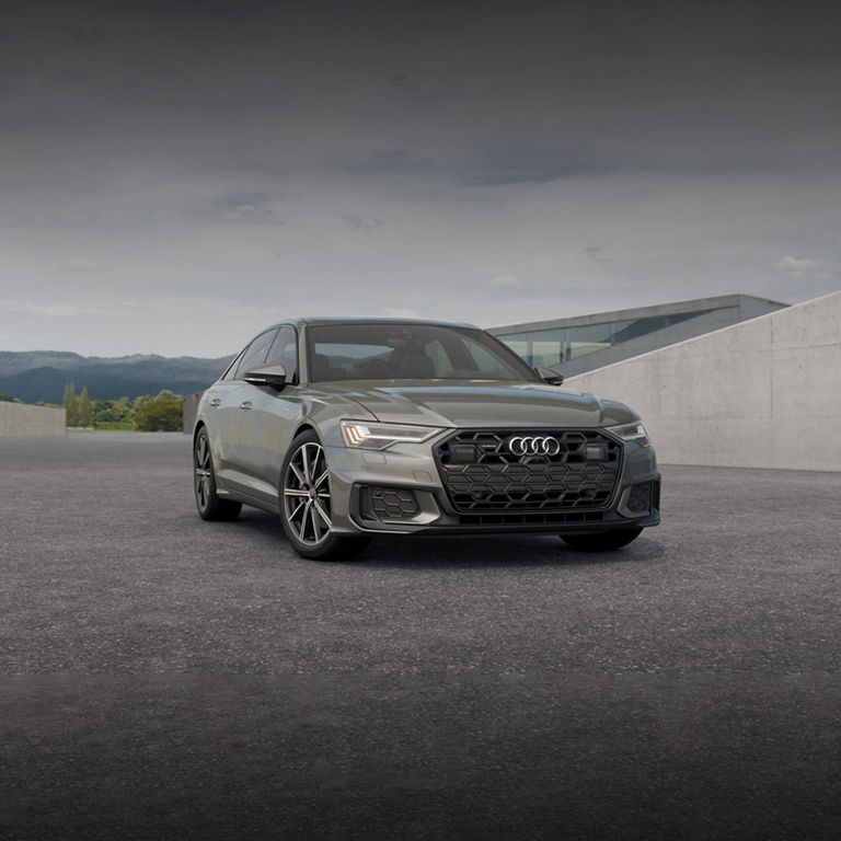 Vue de trois quarts en hauteur de l'Audi A6 Berline garée.