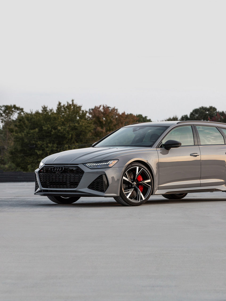 Three-quarter side profile of the Audi RS 6 Avant.