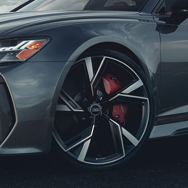 Close-up of the front bumper and wheel of the Audi RS 6 Avant.