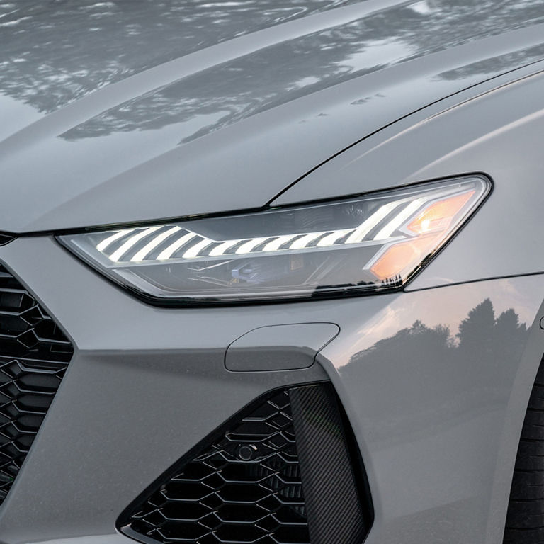 Close-up of the LED headlight on the Audi RS 6 Avant.