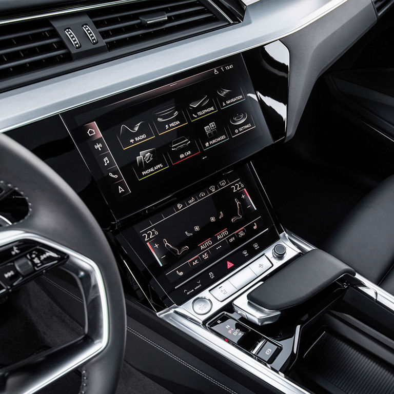 Gros plan du système d’affichage MMI touch de l’Audi e-tron.