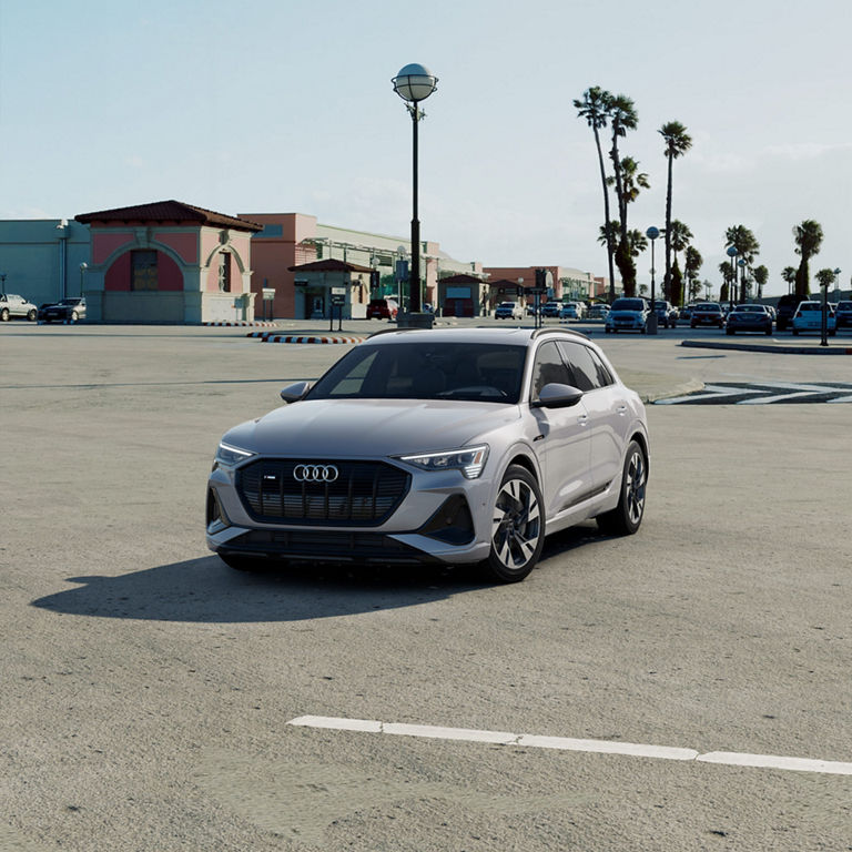 Profil avant aux trois quarts Audi e-tron. 