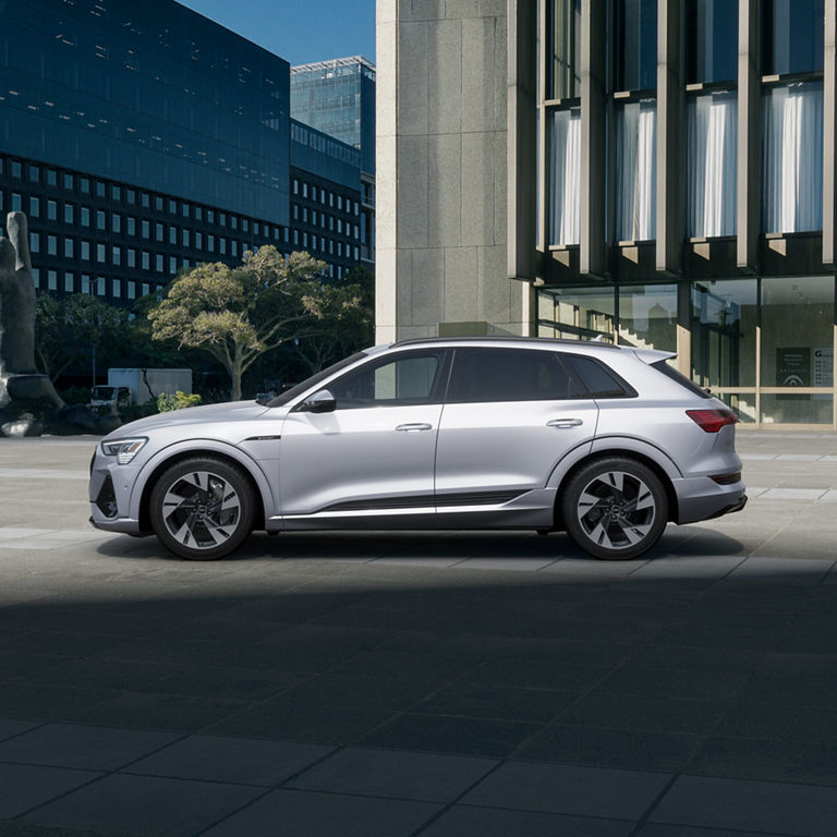 Profil latéral de l'Audi e-tron.